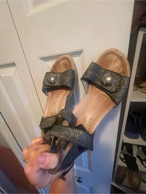 Women’s Black Metallic Slide Sandals with Decorative Button 39